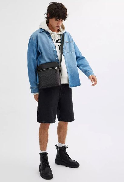 Чоловіча сумка Coach Houston Flight Bag In Signature Canvas чорного кольору розмір 26х22х5 см  CZ398 фото
