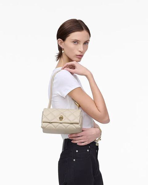 Сумка Marc Jacobs The Quilted Dual Shoulder Bag через плече стьобана шкіра білий 11x11х22 см 2S5HSH023H02123 фото