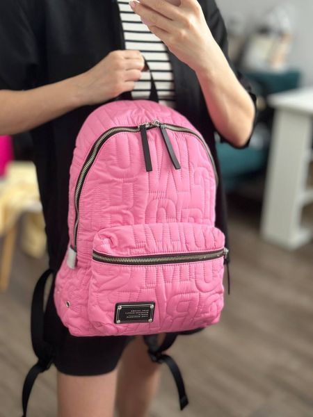 Жіночий нейлоновий стьобаний рюкзак Marc Jacobs рожевого кольру розміром 36х27х12 см B0D2BZVVMV фото