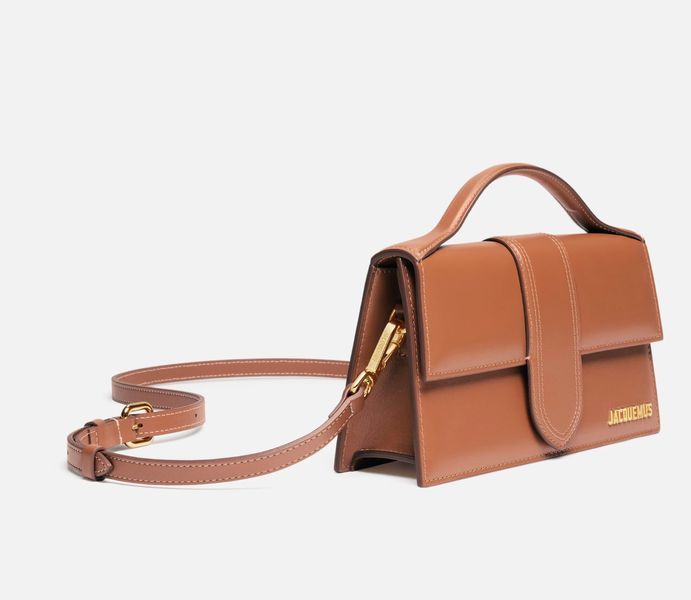 Cумка в світло-коричневому кольорі в золотистій фурнітурі Jacquemus Il grande Bambino в розмірі 23,5х13х8 см BAW00007AC01C04811 фото